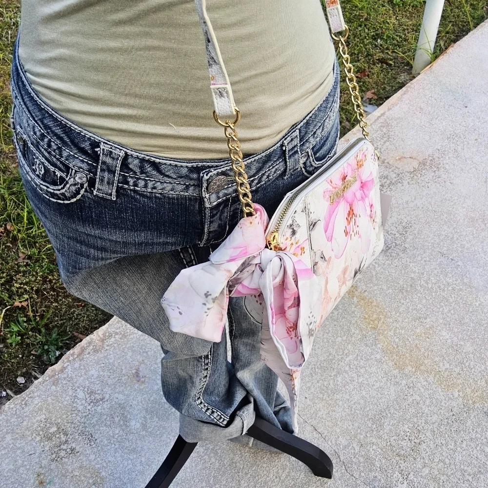 BETSEY JOHNSON WHITE/MULTICOLOR FLORAL BETSEY JOHNSON CROSSBODY w/ SCARF